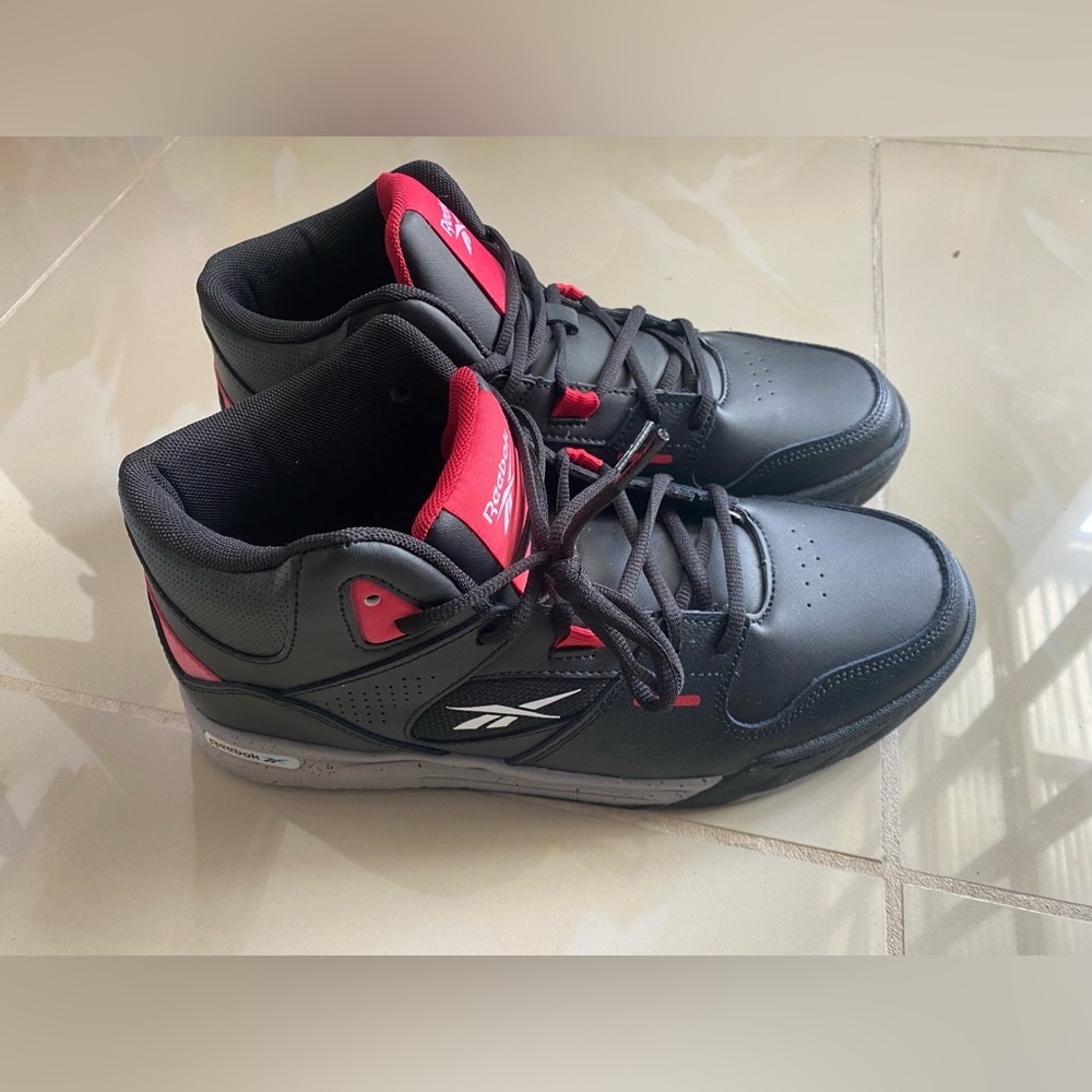 Men's Reebok Galaxy 1 Size 10 basketball Sneaker Shoe BLACK RED Mid top Gray.